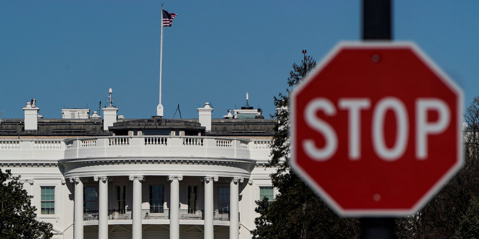 The White House is seen behind a stop sign in Washington, U.S., January 10, 2021. (Photo: REUTERS/Joshua Roberts/File Photo)