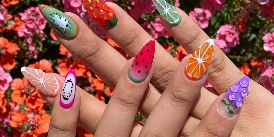 Наклейки або намальовані фрукти на нігтях — яскравий nail-тренд для весни і літа (Фото: instagram.com/myprettyset)