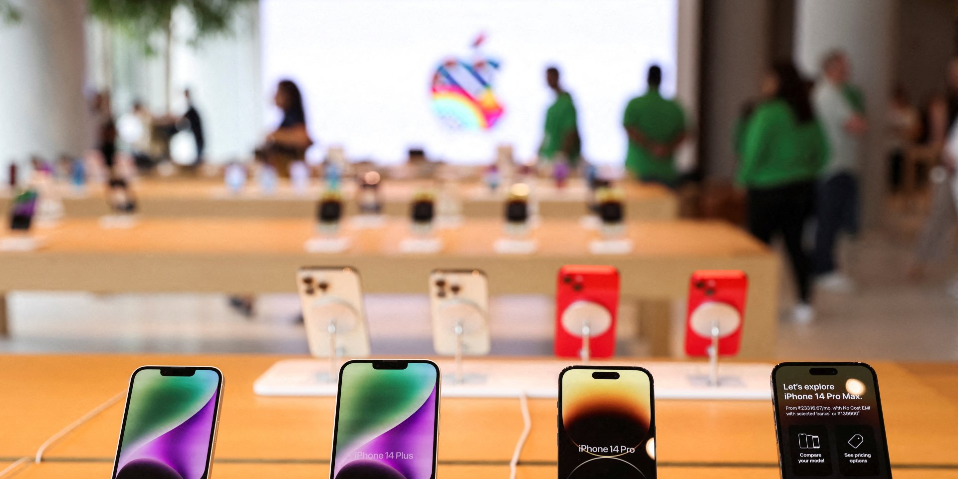 Apple доведеться вживати заходів щодо сумісності (Фото: REUTERS/Francis Mascarenhas)