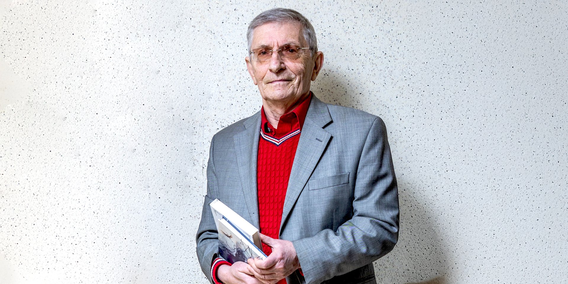 Евгений Головаха рассказал NV, какие именно из недавно прочитанных книг ему понравились (Фото: Александр Медведев / NV)
