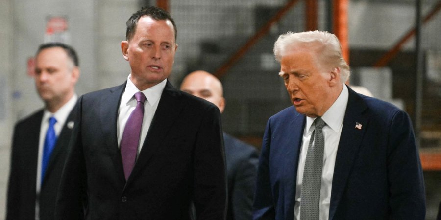 Глава Опікунської ради Центру Кеннеді та&nbsp;спецпредставник Дональда Трампа Річард Ґренелл поряд з&nbsp;президентом США, 17 березня 2025 року (Фото: Jim Watson/Pool via REUTERS)