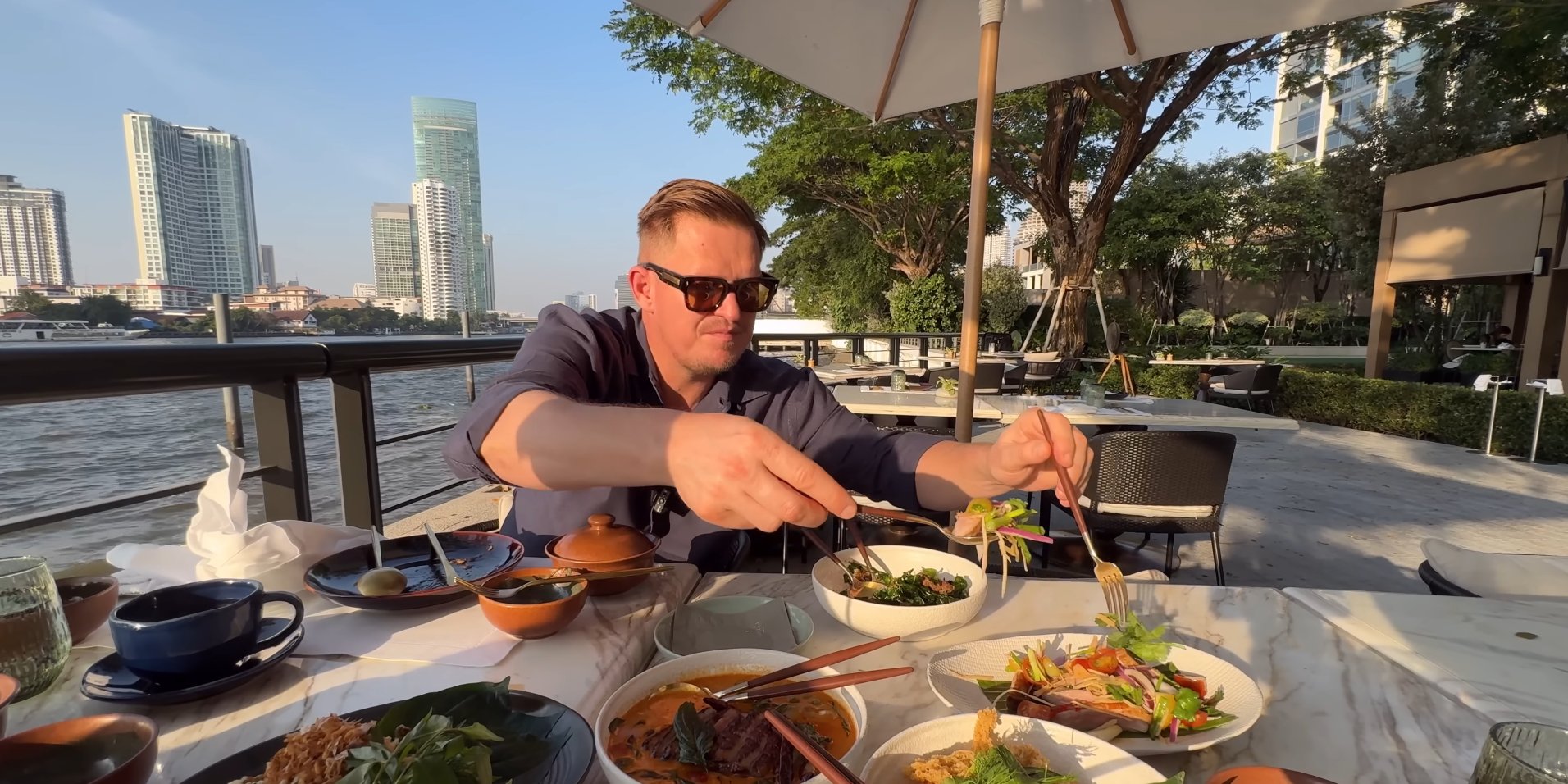 Вечеря у мішленівському ресторані при готелі Capella Bangkok (Фото: Скриншот із відео)