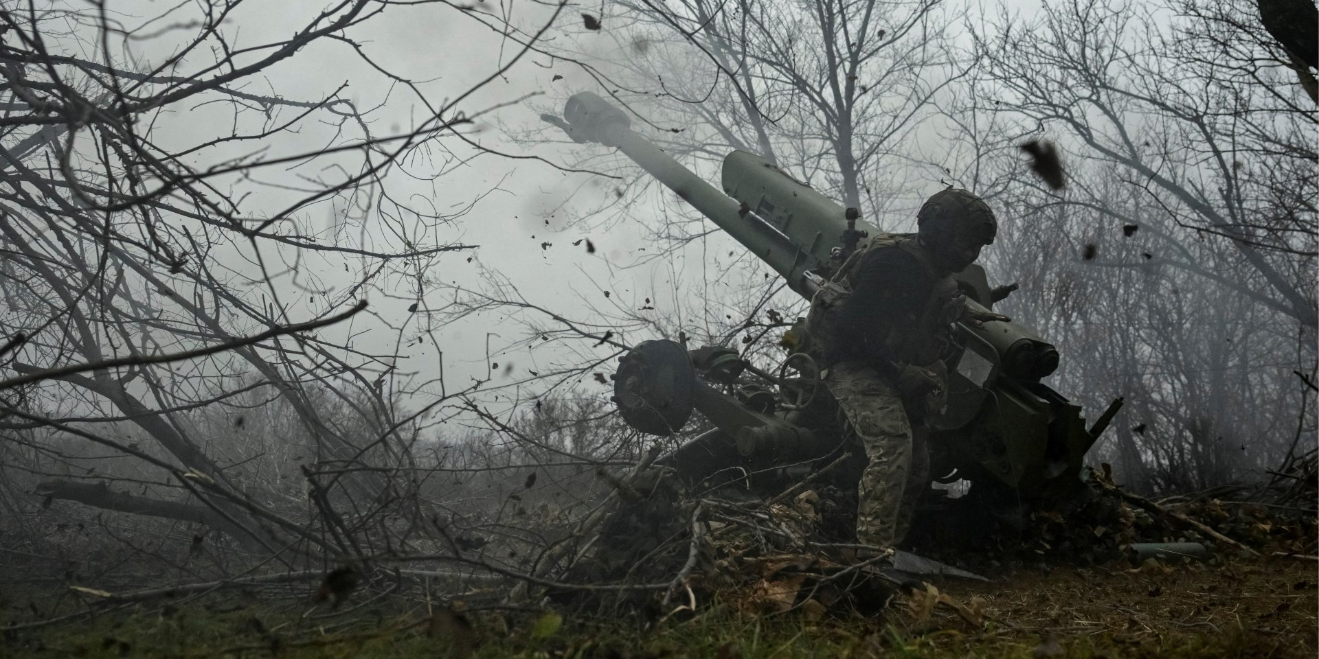 A serviceman of an artillery unit fires at Russian troops at a position on the front line in Zaporizhzhya Oblast on January 11, 2025. (Photo: REUTERS/Stringer)