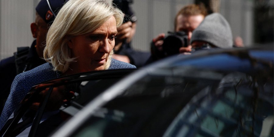 Лідерка французької партії Національне об'єднання Марін Ле&nbsp;Пен покинула суд у&nbsp;Парижі ще&nbsp;до&nbsp;оголошення вироку 31 березня 2025 року (Фото: REUTERS/Abdul Saboor)