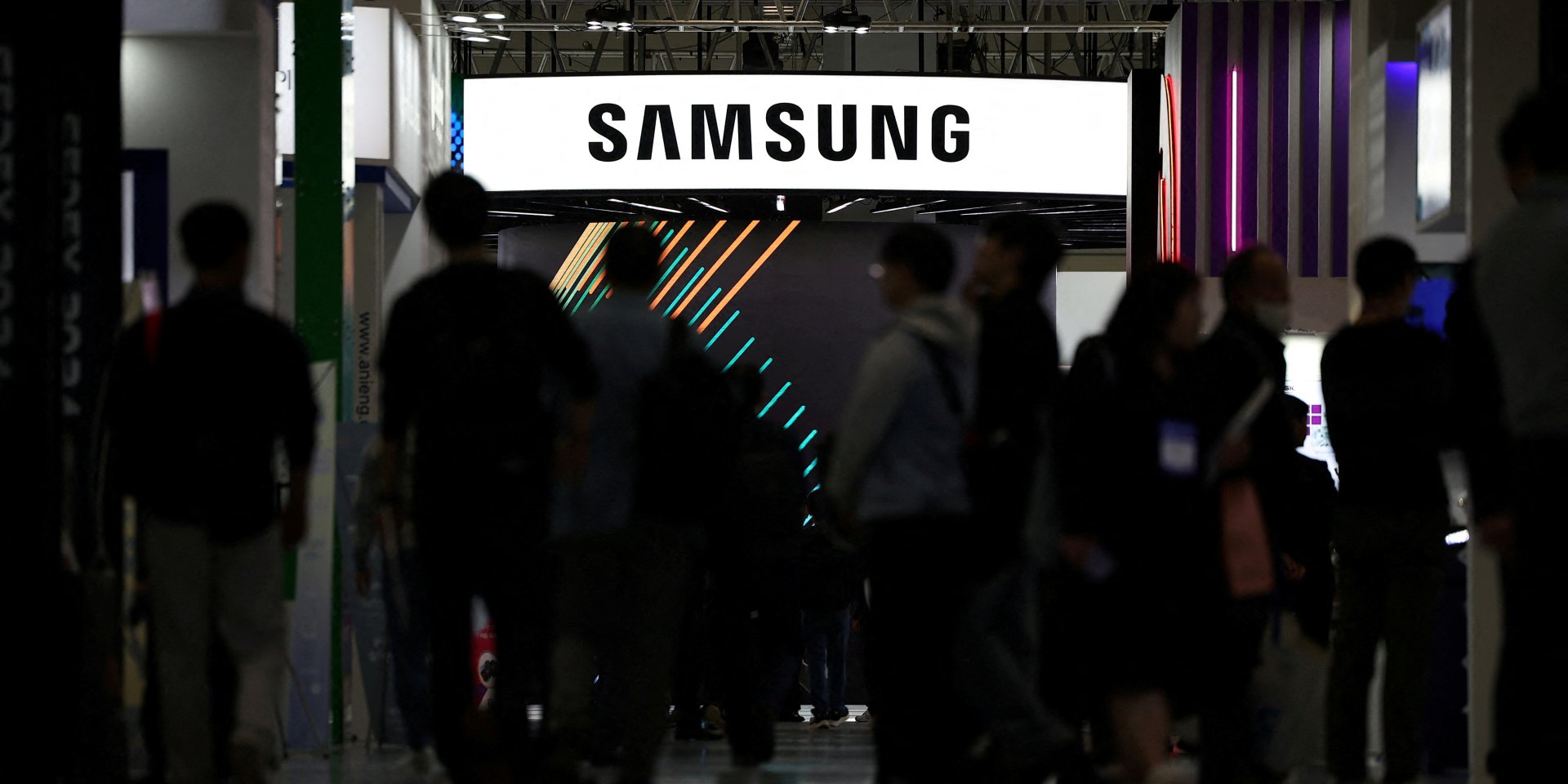 Samsung Display продемонстрировала похожий прототип дисплея и шарнира на выставке CES 2023 (Фото: REUTERS/Kim Hong-Ji/File Photo)