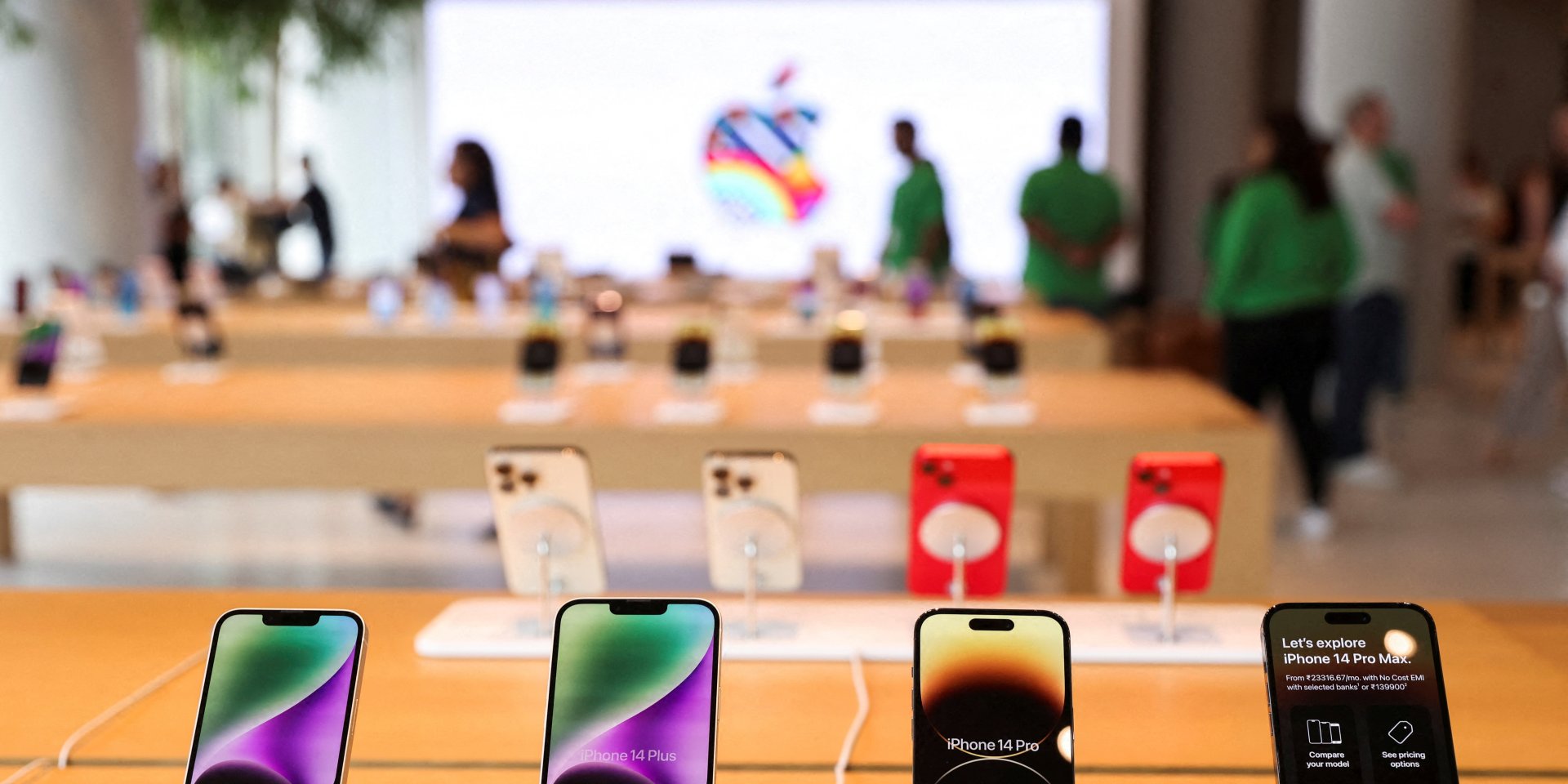 Apple доведеться або платити ці комісії і зазнавати збитків, або підвищувати ціни (Фото: REUTERS/Francis Mascarenhas)