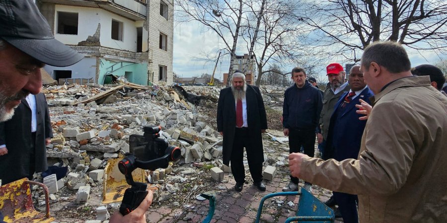 Пастор Марк Бернс разом з головним рабином України Моше Асманом на місці прильоту російської балістичної ракети у Кривому Розі (Фото: Pastor Mark Burns via X)