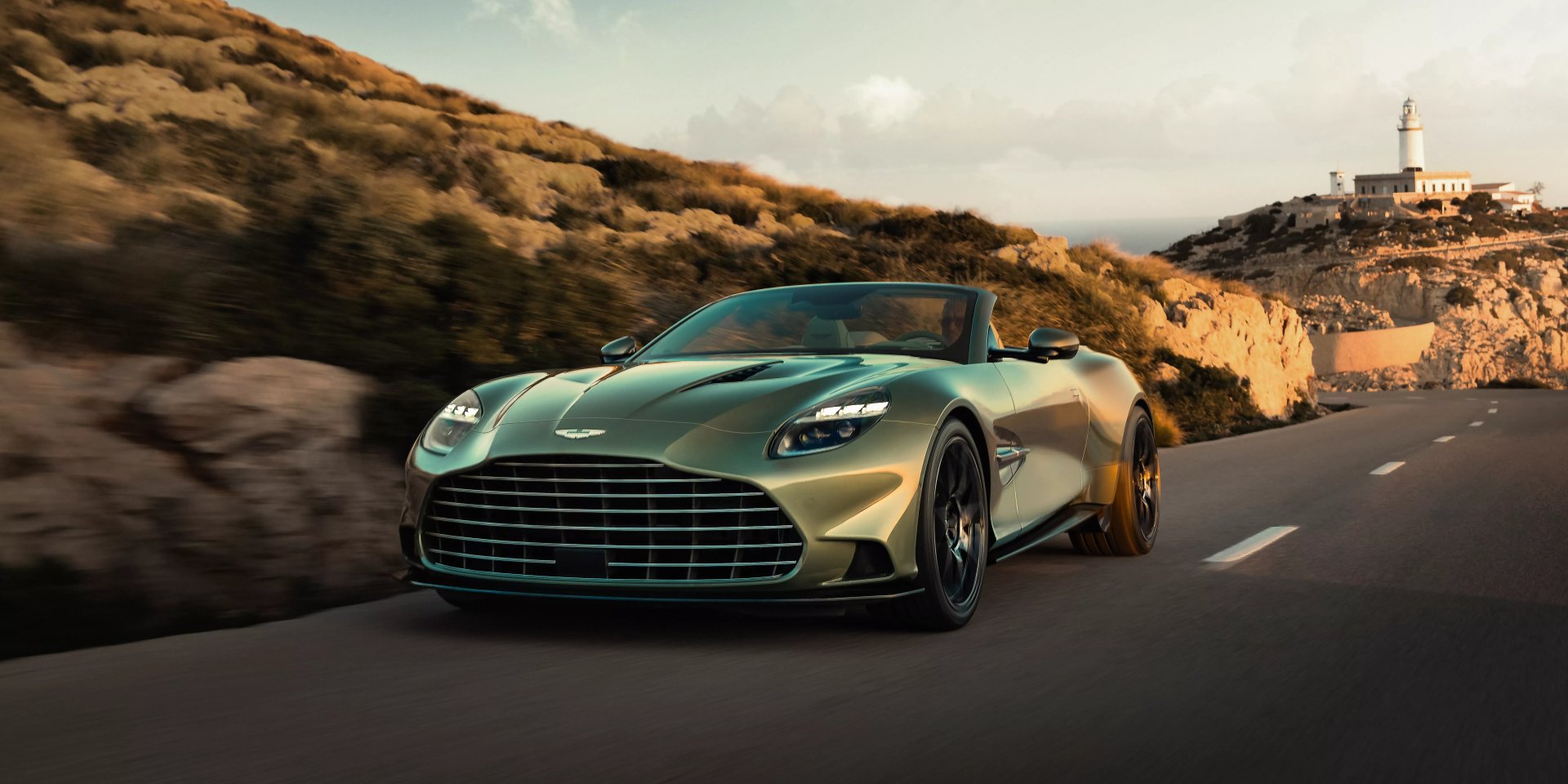 Новый роскошный кабриолет Aston Martin Vanquish Volante 2026 года уже дебютировал (Фото: Aston Martin)