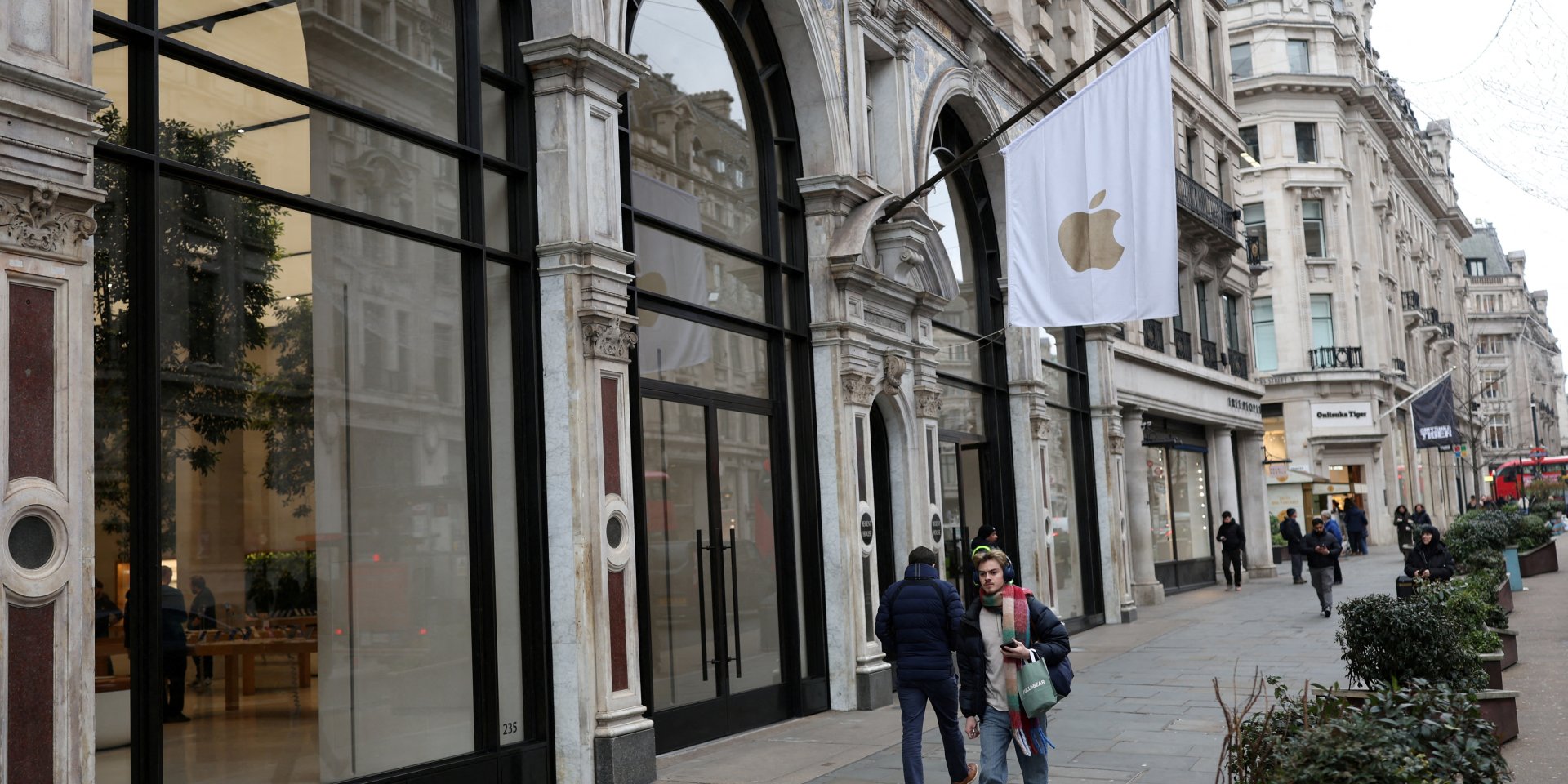 Apple збільшує продажі на тлі очікуваного підняття цін (Фото: REUTERS/Isabel Infantes/File Photo)