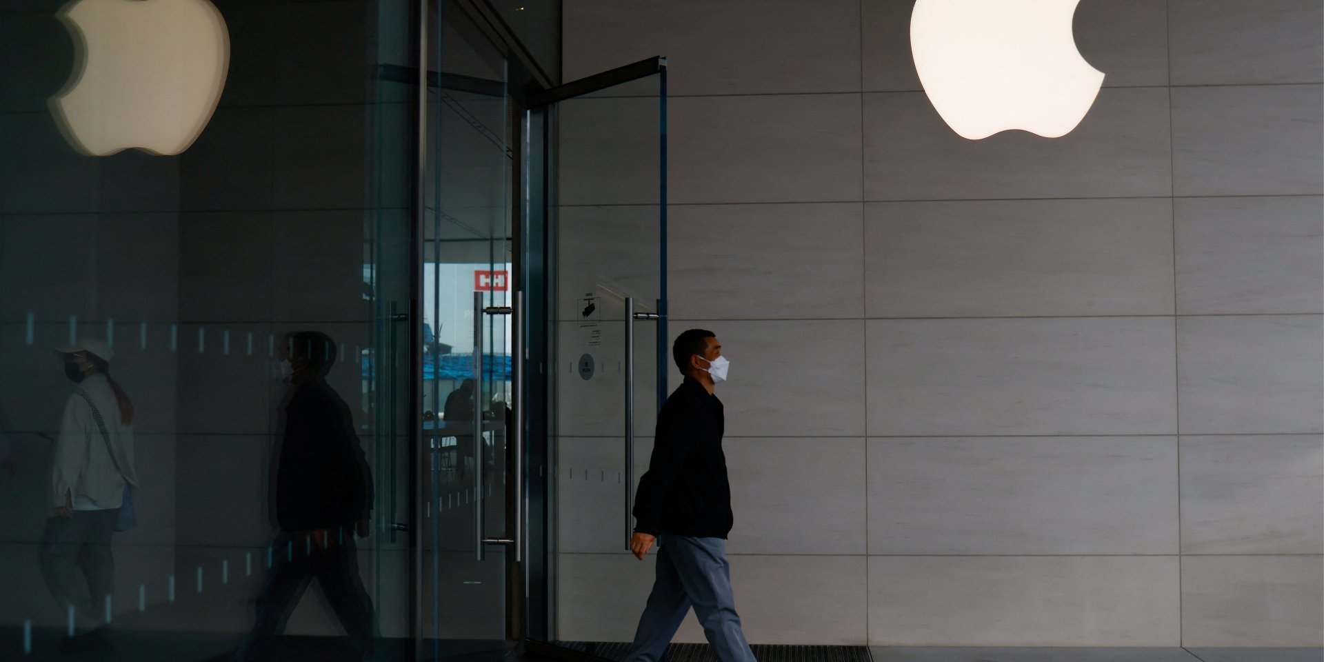 Apple собирает большинство своих смартфонов в Китае (Фото: REUTERS/Tingshu Wang)