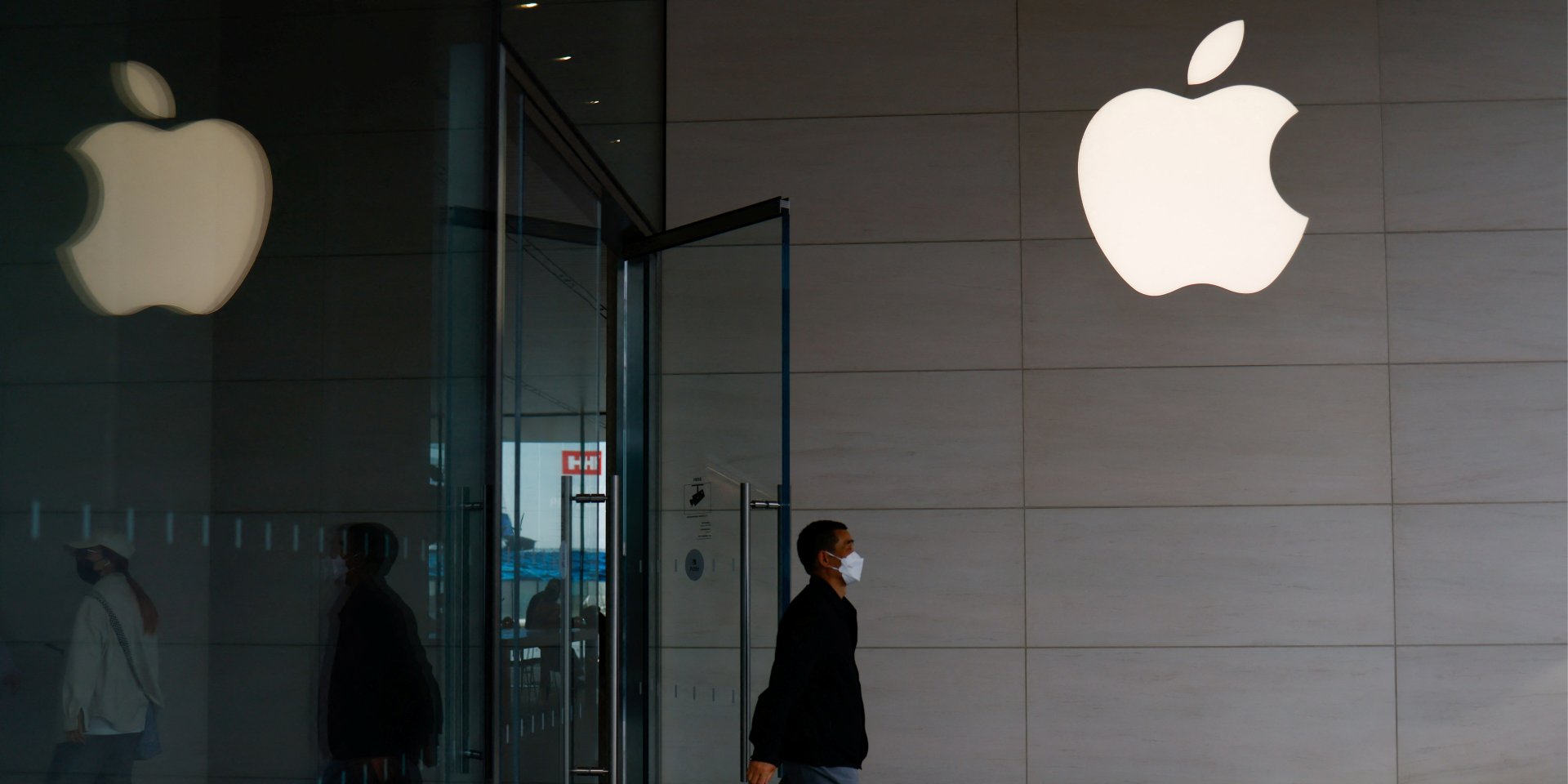 Apple збирає більшість своїх смартфонів в Китаї (Фото: REUTERS/Tingshu Wang)