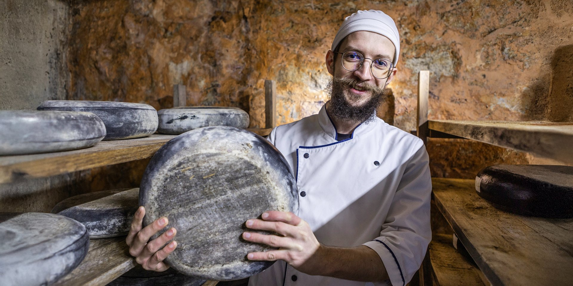 A DIFFICULT TASK: To produce the head of cheese that Andriy Bily, the chief technologist of the Dooobra Ferma cheese factory, holds in his hands, several dozen kilograms of milk must be processed (Photo: Oleksandr Medvedev / NV)