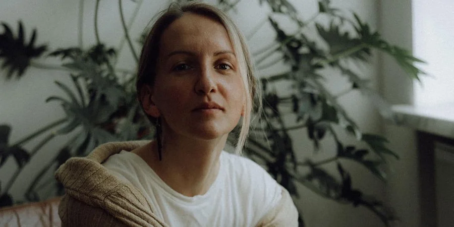 Люди, выехавшие за границу и говорящие на русском, не собираются иметь ничего общего с Украиной — писательница