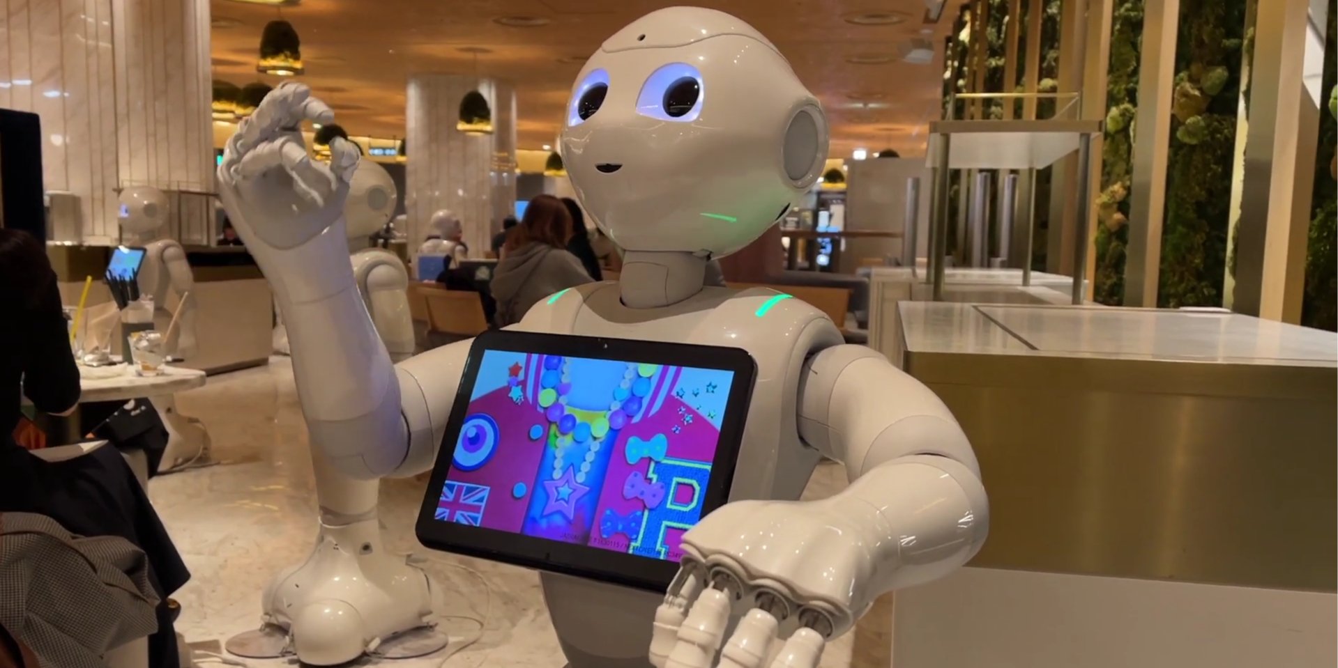 Ресторан с работами (Фото: Скриншот из видео Robot Cafe in Shibuya, Tokyo)
