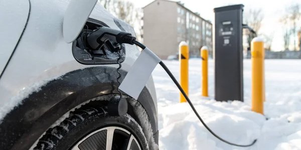 У звичайних умовах за низьких температур ефективність заряджання акумуляторів падає через загустіння електроліту (Фото: Syda_Productions/Depositphotos)