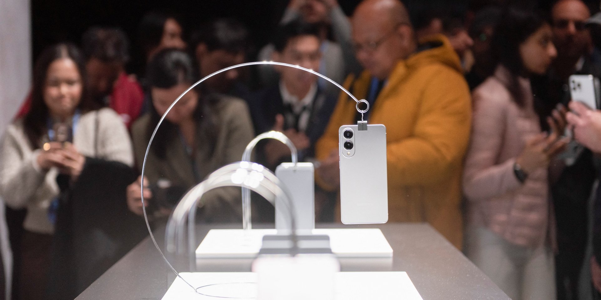 Galaxy S25 Edge появится через несколько недель (Фото: REUTERS/Laure Andrillon)