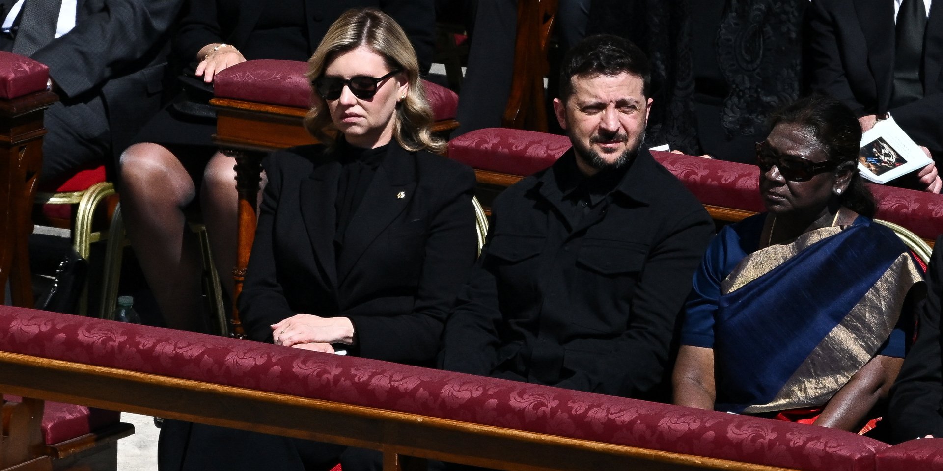 Похороны Папы Римского &mdash; В Ватикане сделали исключение для Зеленского, он  сидел в первом ряду / NV