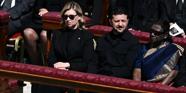 Похороны Папы Римского — В Ватикане сделали исключение для Зеленского, он сидел в первом ряду / NV