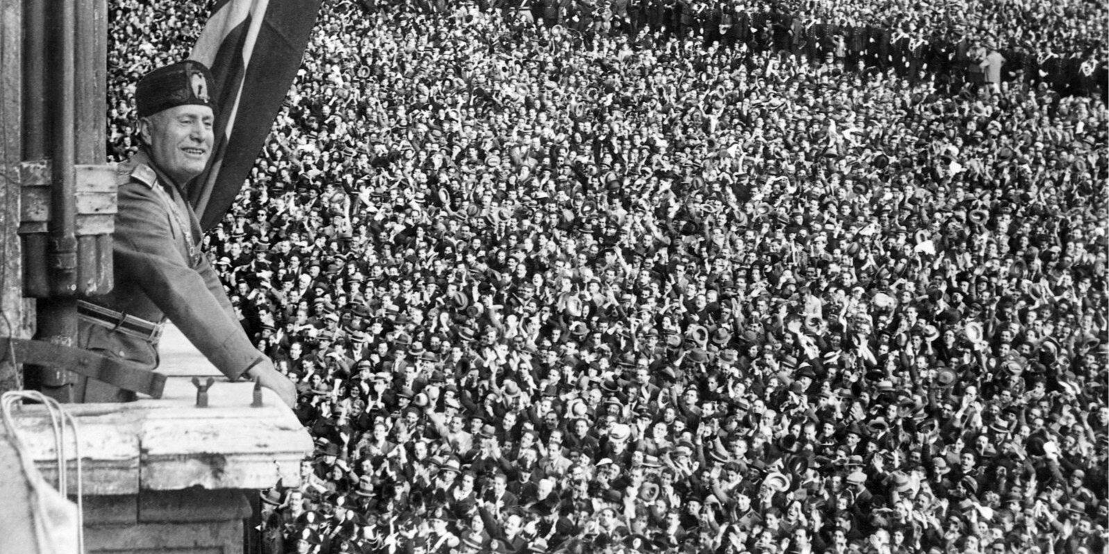 Бенито Муссолини на площади Венеции в Риме, 1934 год (Фото: DM)