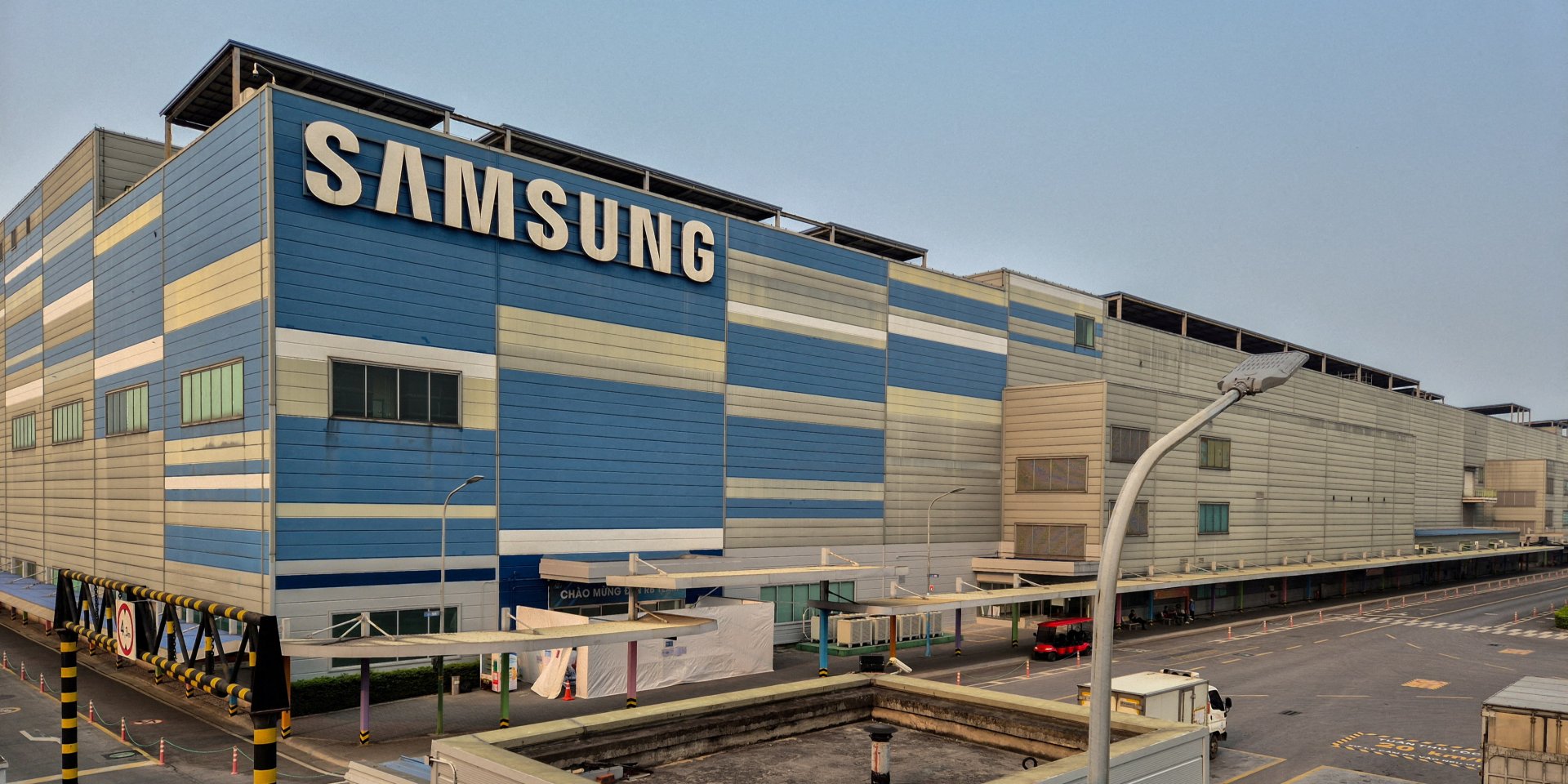 Samsung Galaxy S25 Edge претендует на звание самого тонкого смартфона бренда (Фото: REUTERS/Stringer)