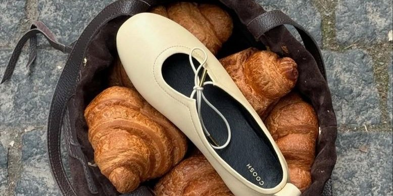 Бренд COOSH попал в скандал из-за фото балеток на фоне круассанов (Фото: Скриншот/Instagram)