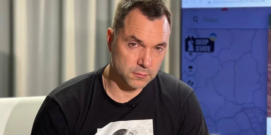 Зеленский ввел в действие санкции СНБО против Арестовича и Олешко