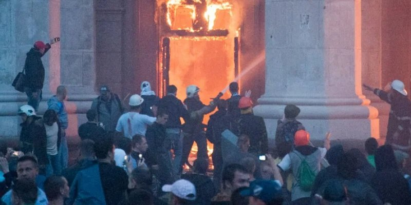 Firefighters try to extinguish a fire in the Trade Union Building in Odesa on May 2, 2014. (Photo: napaki.livejournal.com)