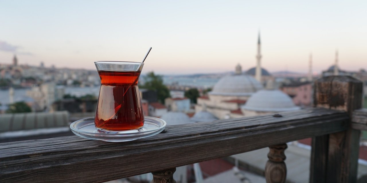 Ученые нашли способ замедлить старение с помощью чая (Фото: diyatrina/pixabay)