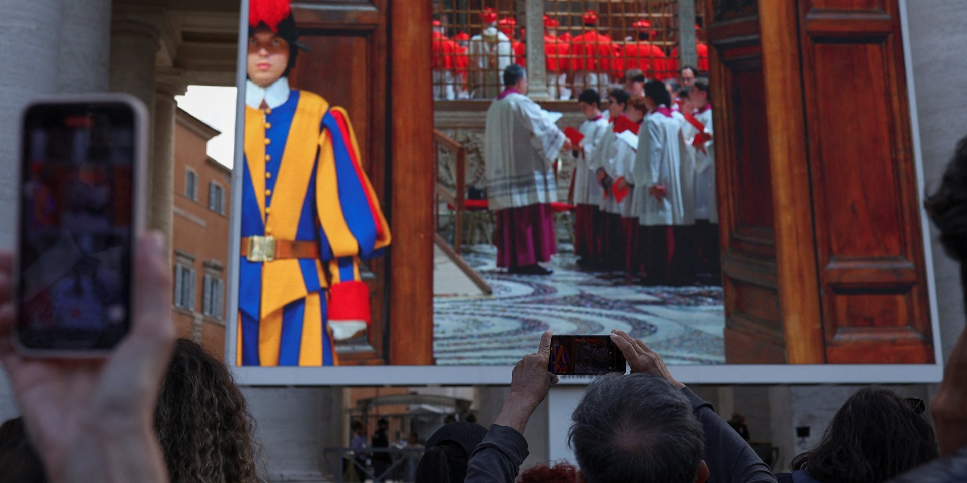 Люди собрались на площади Святого Петра, чтобы посмотреть на кардиналов, которые собрались в Сикстинской капелле (Фото: REUTERS/Amanda Perobelli)