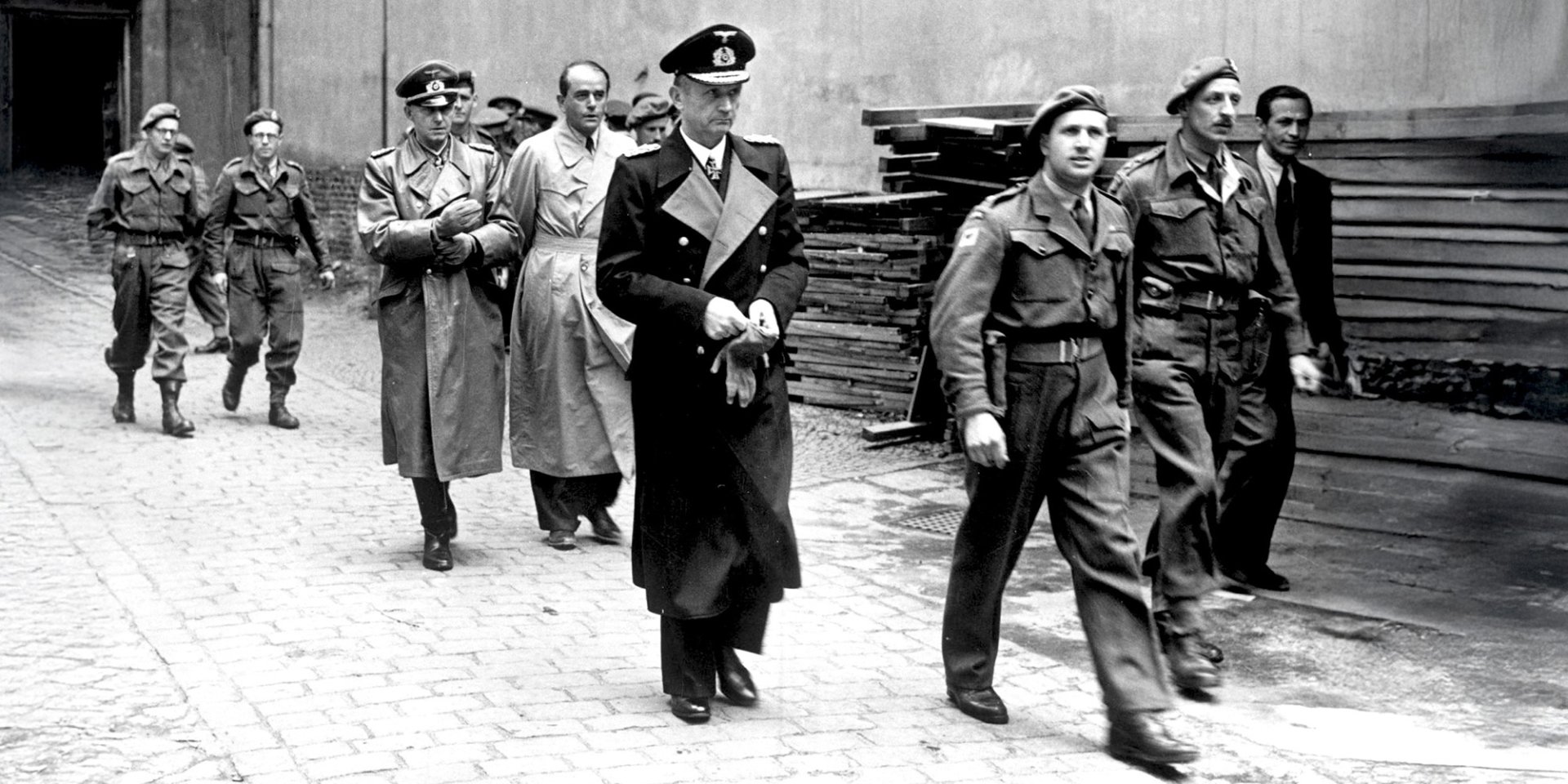 Гросадмирал Карл Дениц под стражей британской армии после ареста, 23 мая 1945 года (Фото: IMAGO via Reuters)