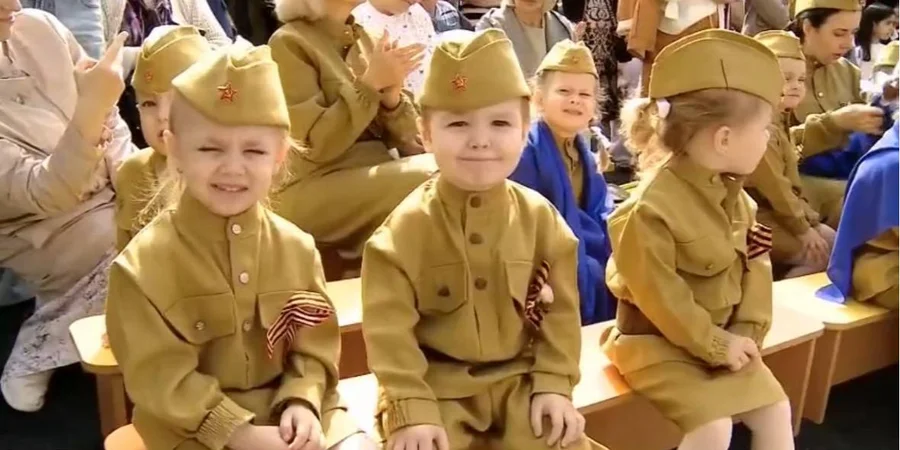 Російських дітей ясельного віку нарядили у радянську форму і залучили до «параду» (Фото: РосЗМІ)