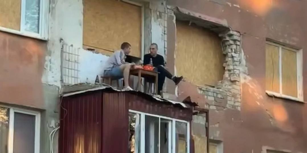 Херсонцы проводят вечер на разрушенном балконе (Фото: Наталья Антропова/Facebook/скриншот)