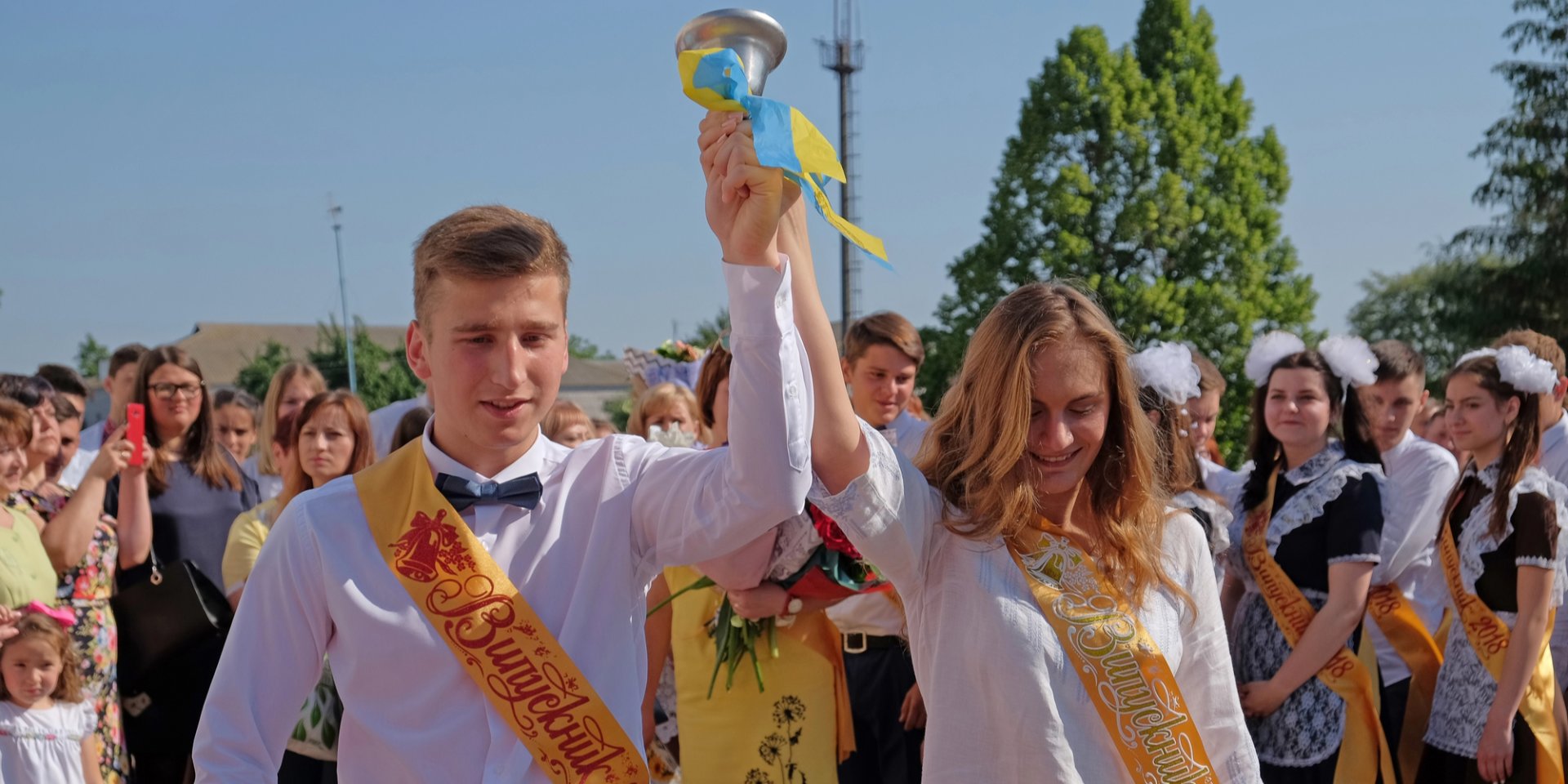 Последний звонок в Украине 2025 (Фото: ssuravikin/depositphotos)