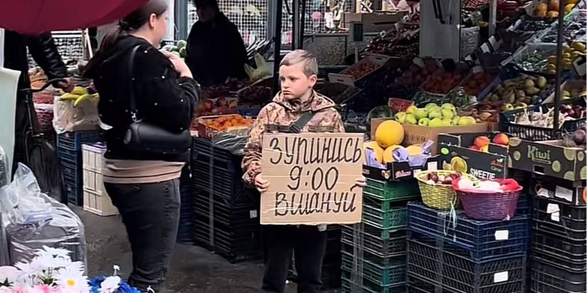 Мальчика оттолкнули с дороги во время минуты молчания (Фото: b_oleksiy/TikTok/скриншот)