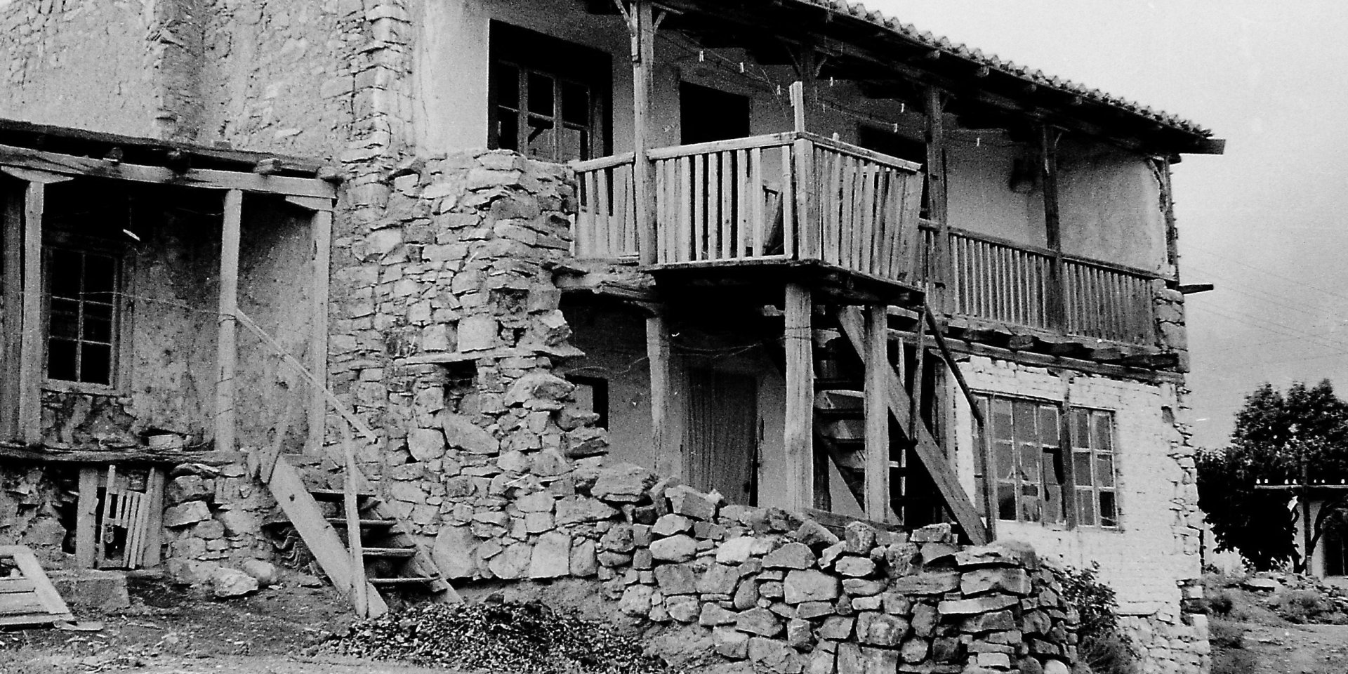 Опустошенный дом одной из депортированных семей в Крыму, 1960-е (Фото: Vitold Muratov / Wikimedia)