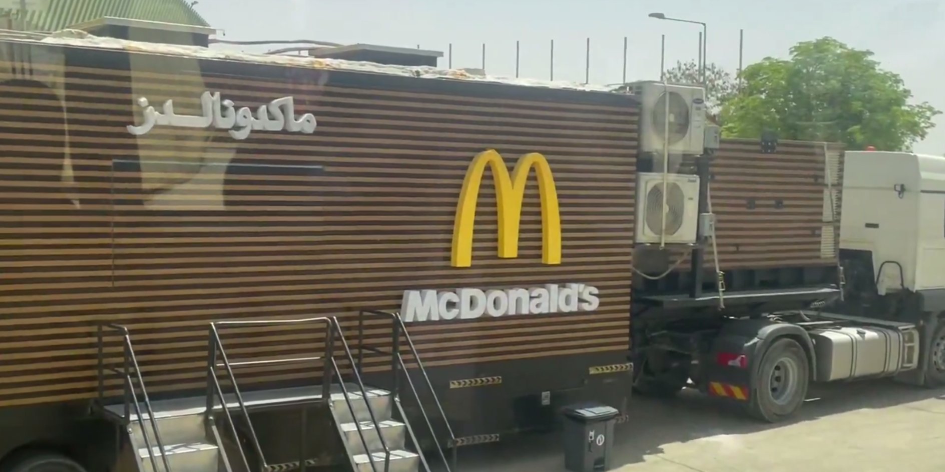 Переносний McDonald’s під час офіційного візиту Трампа у Саудівську Аравію (Фото: Mordechai Wagenheim / X /скриншот з відео)