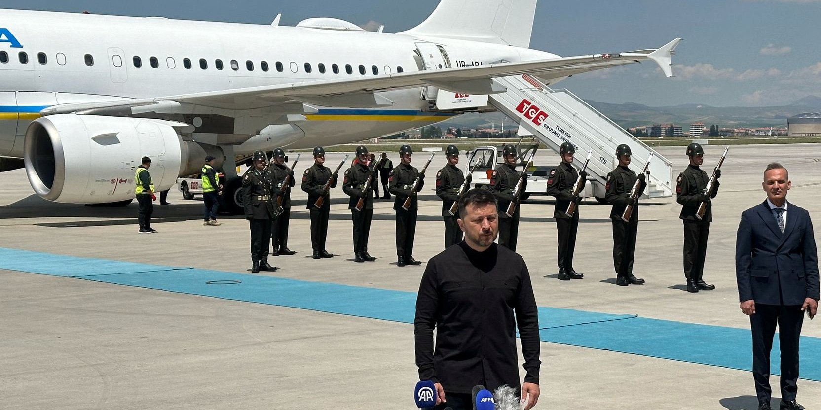 Президент України Володимир Зеленський спілкується зі ЗМІ після прибуття в аеропорт в Анкарі, Туреччина, 15 травня 2025 року (Фото: REUTERS/Huseyin Hayatsever)