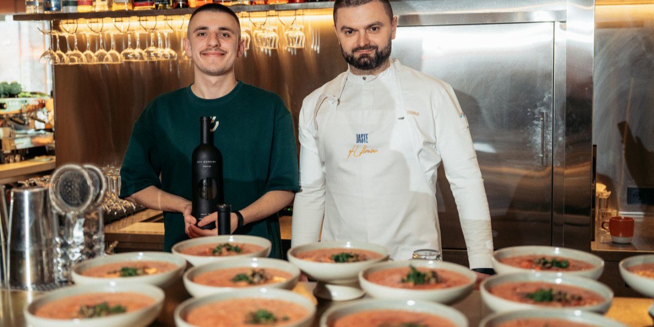 Борщ на свекольном квасе с оливками и варенухой (Фото: Предоставлено кафе общественного влияния misto.cafe.)