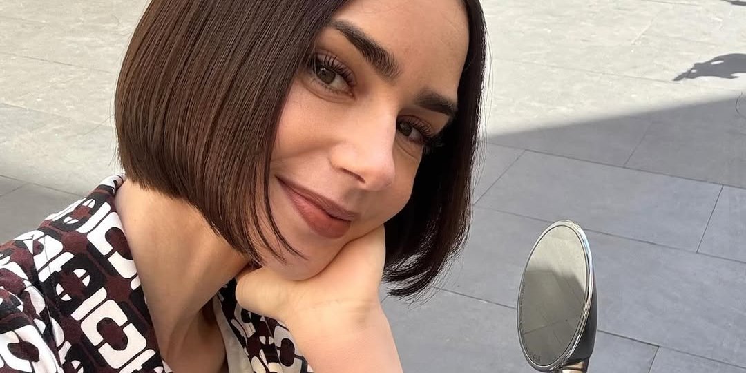 Звезда сериала Эмили в Париже Лили Коллинз носит тупой боб (Фото: instagram.com/emilyinparis)