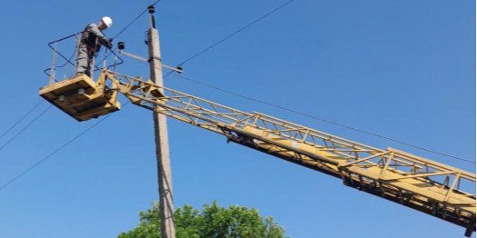 После обстрелов. Энергетики восстановили электроснабжение для более 6 тысяч семей Донецкой области