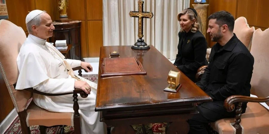 Президент України Володимир Зеленський передав Папі Римському Леву XIV список викрадених Росією дітей (Фото: Zelenskiy via Telegram) Президент України Володимир Зеленський передав Папі Римському Леву XIV список викрадених Росією дітей (Фото: Zelenskiy via Telegram)