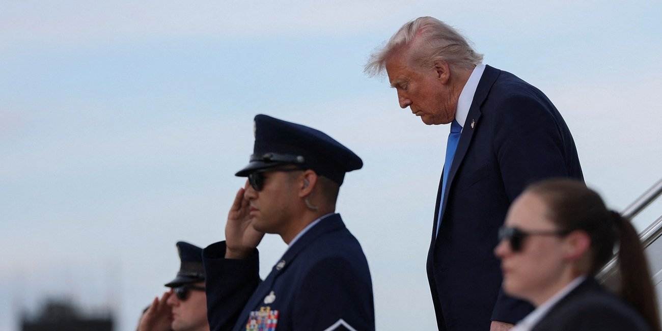 Президент США Дональд Трамп виходить із літака Air Force One в&nbsp;аеропорту Таскалуса, 1 травня 2025 року (Фото: REUTERS/Leah Millis)