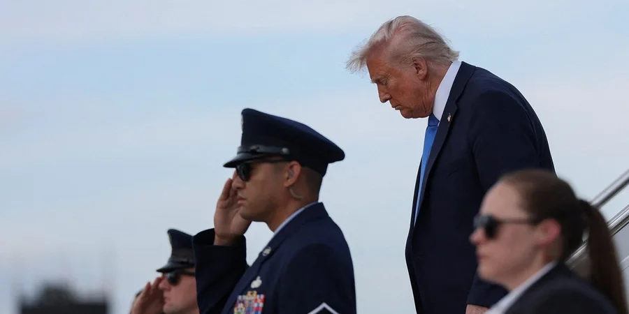 Президент США Дональд Трамп виходить із літака Air Force One в аеропорту Таскалуса, 1 травня 2025 року (Фото: REUTERS/Leah Millis)