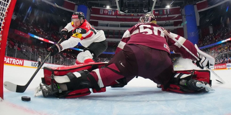 Австрийцы забрасывают шайбу в ворота Латвии (Фото: IIHF)