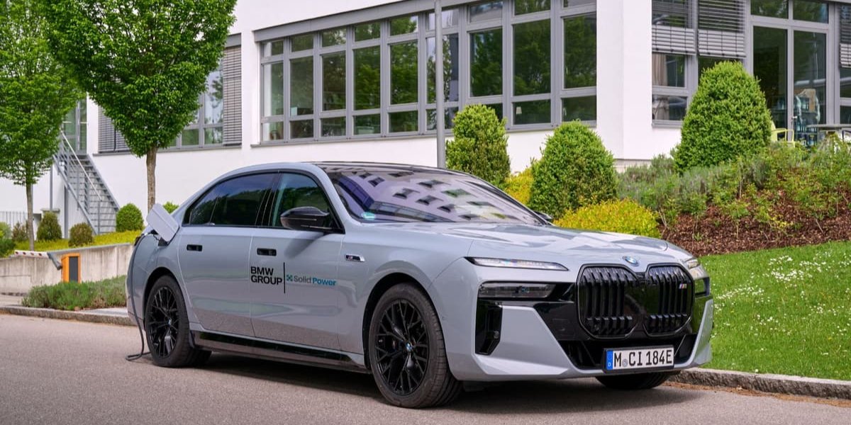 BMW i7 с полностью твердотельными аккумуляторными элементами Solid Power на дороге. (Фото: BMW)