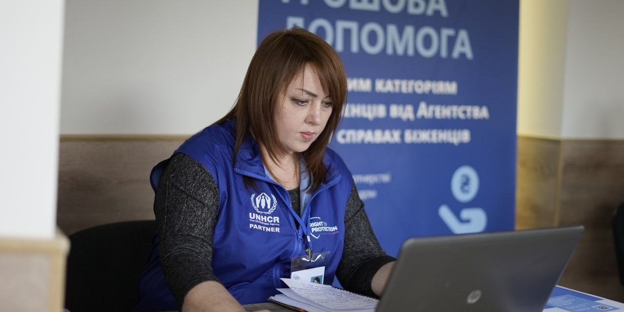 Грошова допомога від УВКБ ООН (Фото: r2p.org.ua)