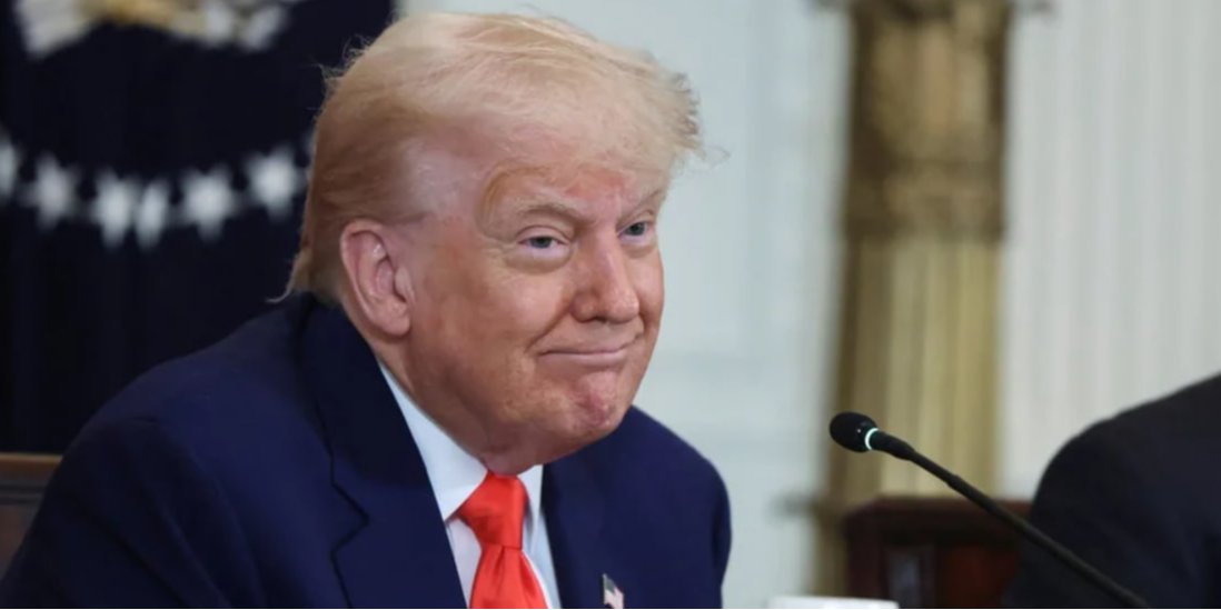 Трамп зазначив, що вже давно повідомив главу компанії Тіма Кука про свої очікування: продукція Apple має вироблятися у США (Фото: REUTERS/Evelyn Hockstein)