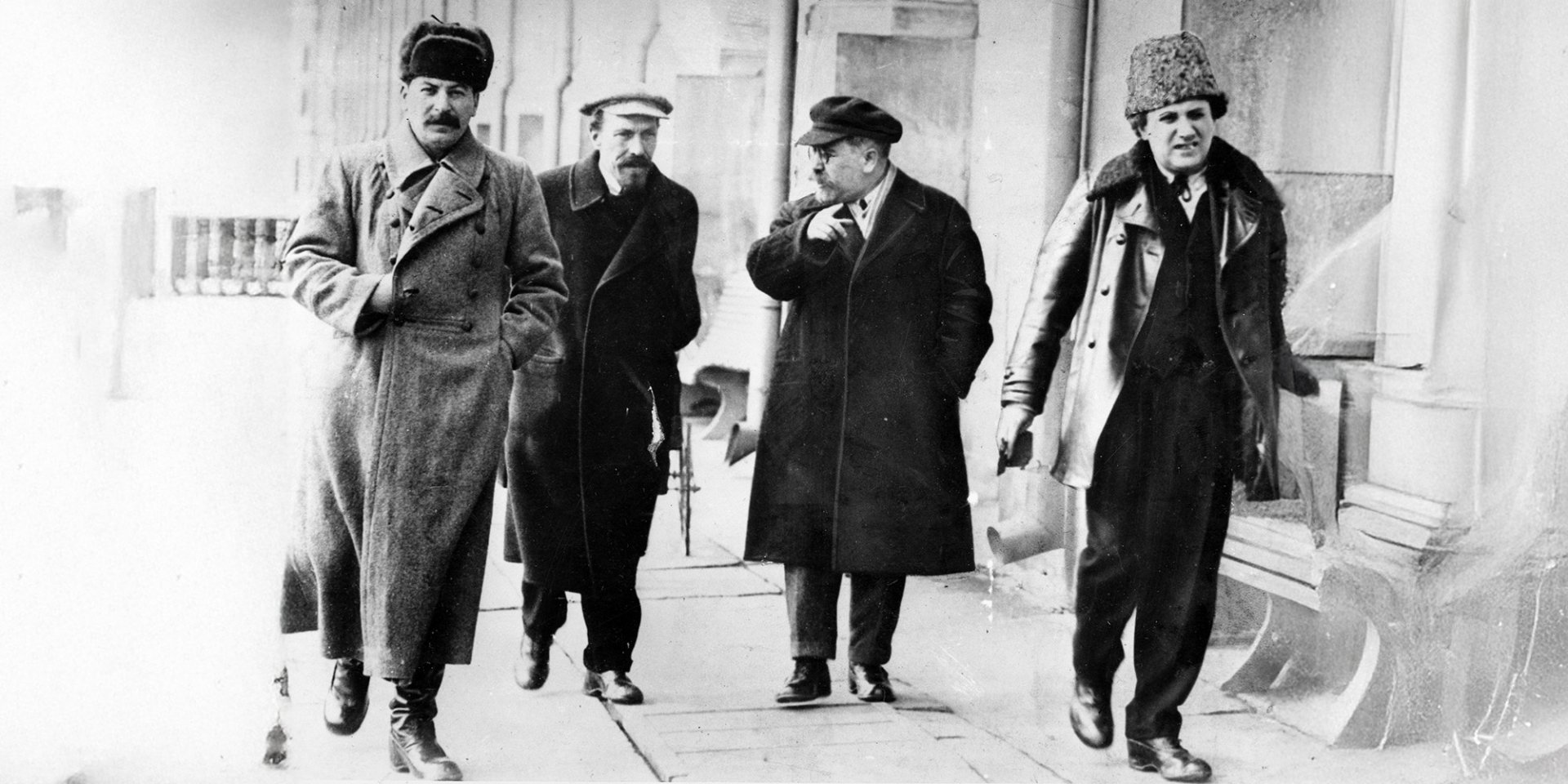 Генеральный секретарь Коммунистической партии Иосиф Сталин, председатель Совета народных комиссаров Алексей Рыков, заместитель председателя Совета народных комиссаров Лев Каменев, председатель Исполнительного комитета Коминтерна Григорий Зиновьев, апрель 1925 года (Фото: PD)