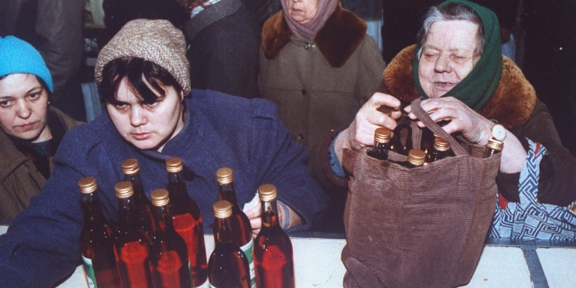 Очередь за алкоголем в СССР, начало 1990 года (Фото: PD)
