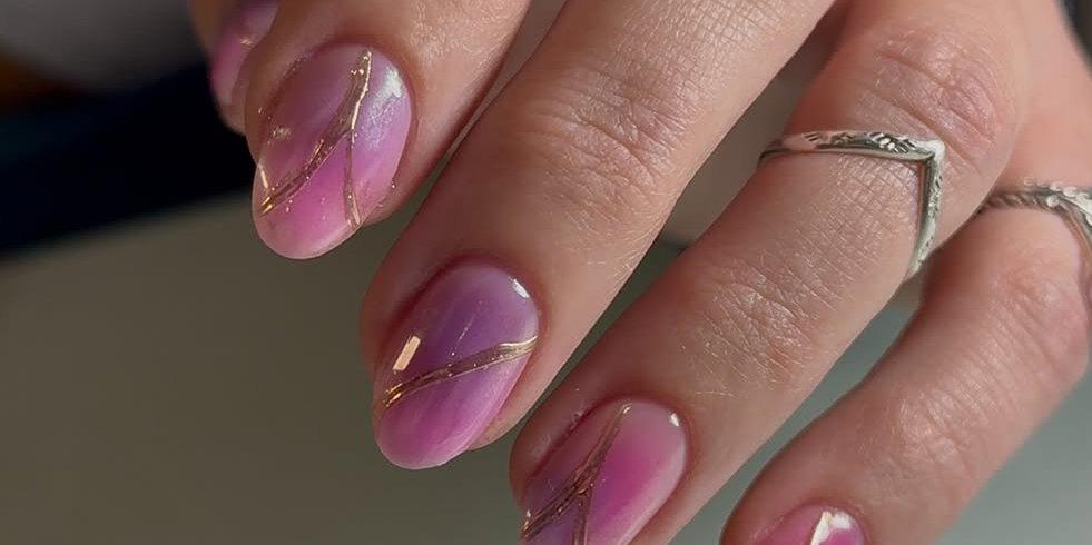 «Желейний» рожевий манікюр — nail-дизайн, якого можна досягти за допомогою напівпрозорого лаку для нігтів або гелю, що забезпечує напівпрозоре глянсове покриття, яке нагадує желе (Фото: instagram.com/nailsbycanishiea)